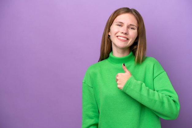 Jovem inglesa isolada em fundo roxo dando um polegar para cima gesto