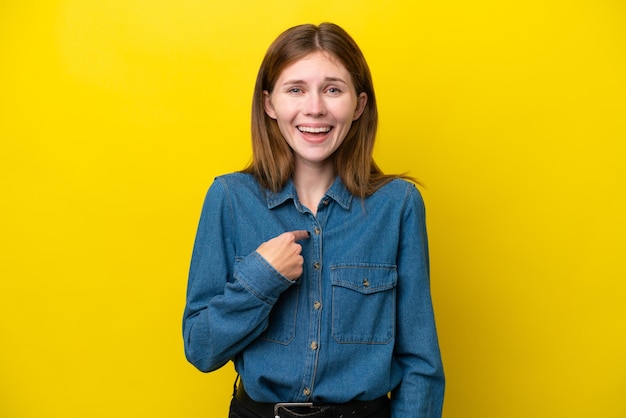 Foto jovem inglesa isolada em um fundo amarelo com expressão facial surpresa