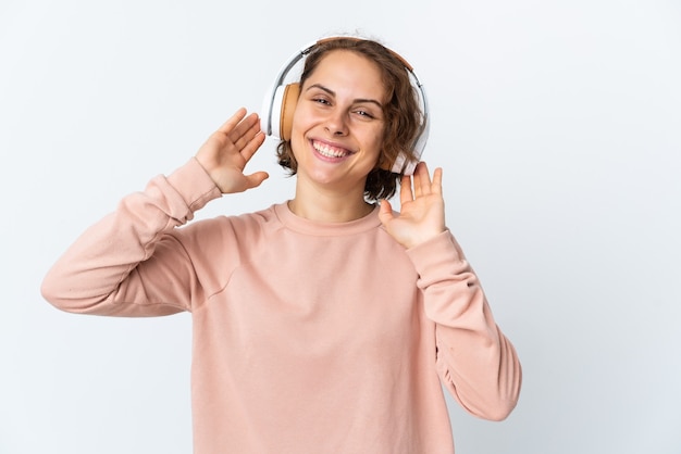 Jovem inglesa isolada em um fundo branco ouvindo música