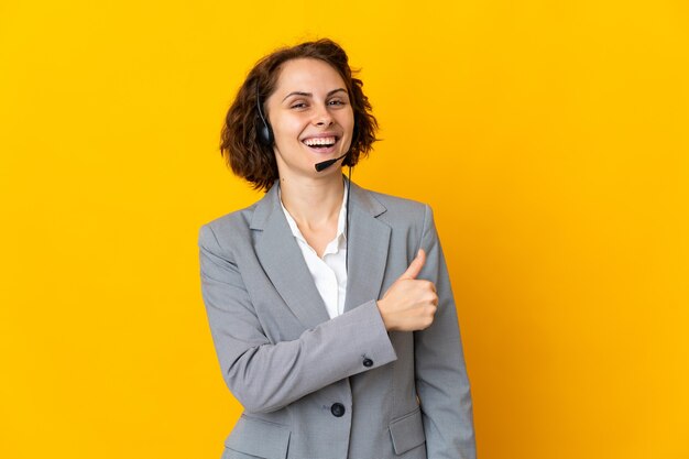 Jovem inglesa isolada no espaço amarelo orgulhosa e satisfeita