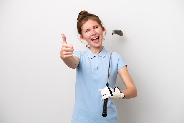 Jovem inglesa jogando golfe isolada em fundo branco com polegares para cima porque algo bom aconteceu