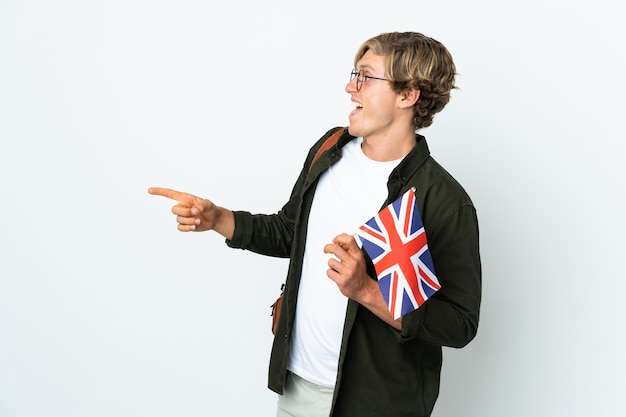 Jovem inglesa segurando uma bandeira do Reino Unido, apontando o dedo para o lado e apresentando um produto