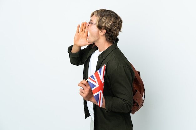 Jovem inglesa segurando uma bandeira do Reino Unido, gritando com a boca aberta para o lado