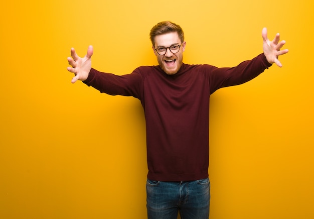 Jovem inteligente muito feliz dando um abraço na frente