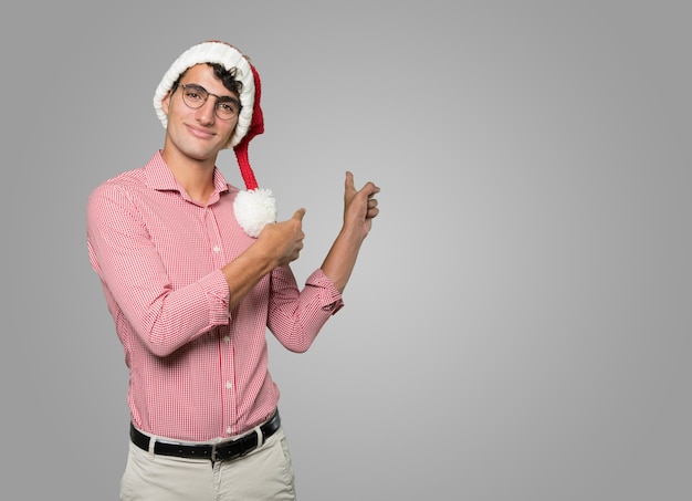 Jovem inteligente no natal