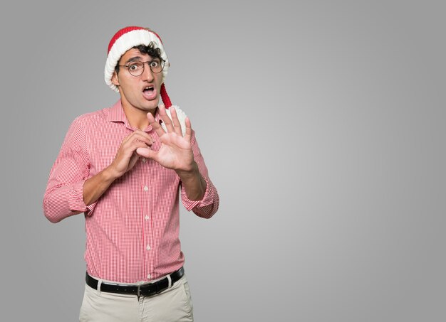 Jovem inteligente no natal