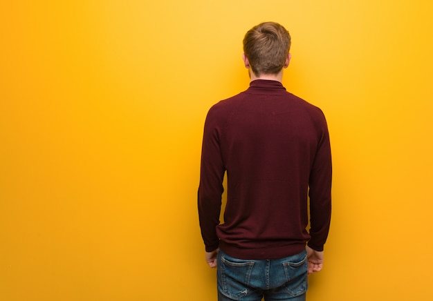 Jovem inteligente por trás, olhando para trás