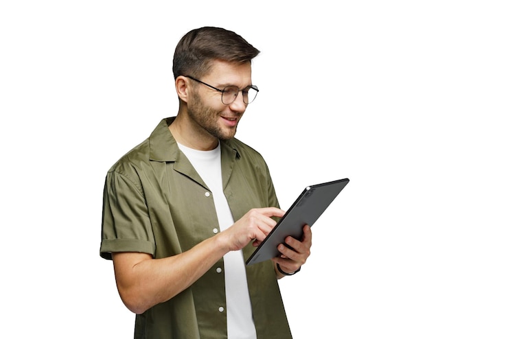 Foto jovem interagindo com um tablet enquanto sorri em um ambiente casual durante o dia