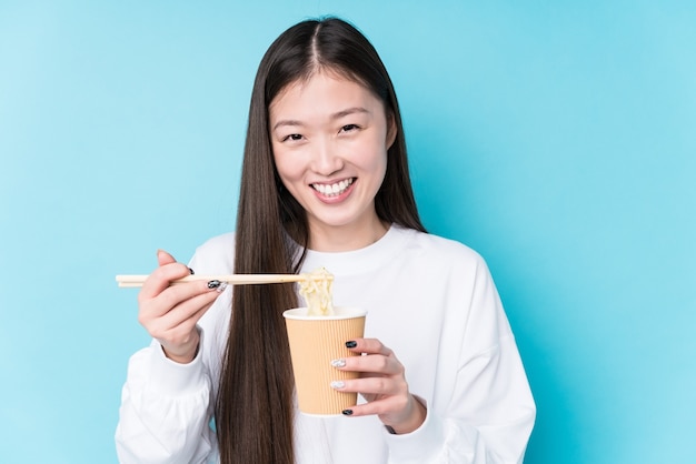 Jovem japonesa comendo macarrão