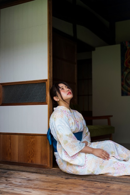 Foto jovem japonesa linda de quimono