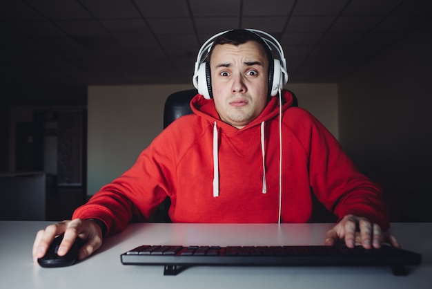 Homem jogando um jogo no seu computador