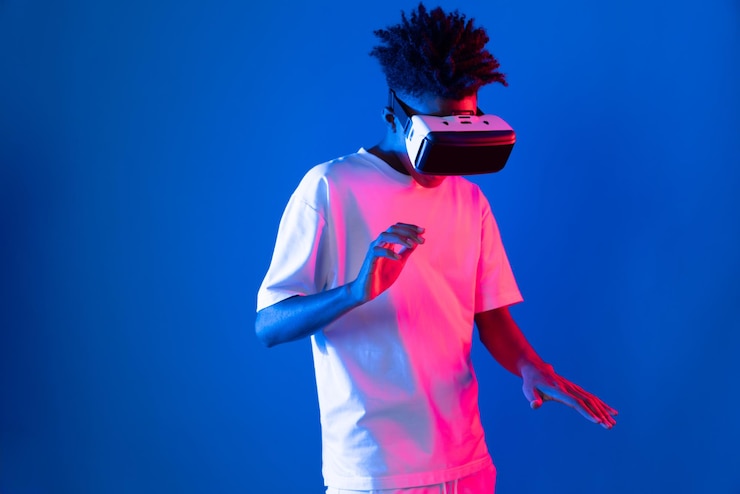 Foto jovem jogador africano vestindo holograma de ponto vr. artifício de parede de luz de néon.