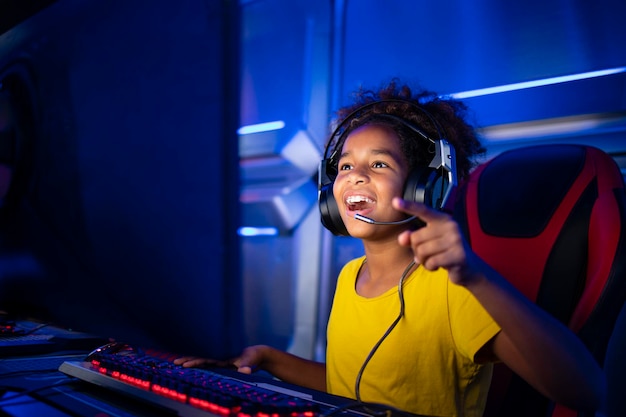 Jovem jogador afro-americano acabou de ganhar o torneio de videogame e comemorando