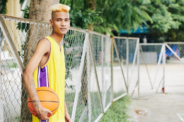 Jovem jogador de basquete magro