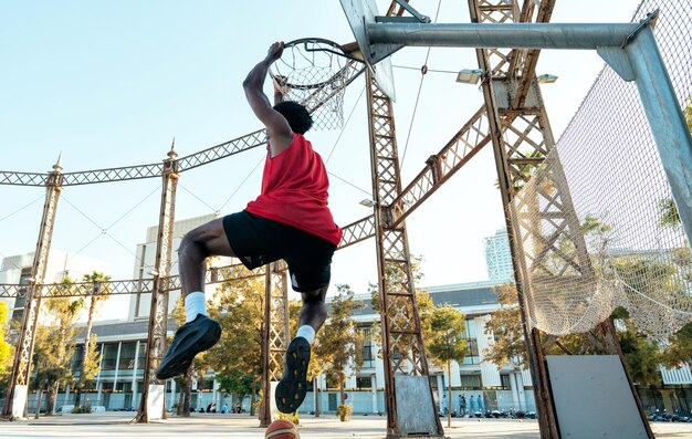 Jovem jogador de basquete treinando na quadra