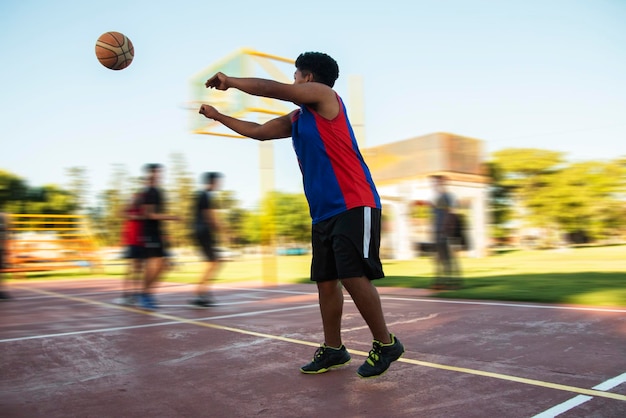 Jovem jogador de basquetebol a disparar