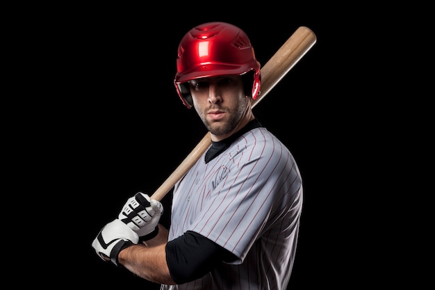 Jovem jogador de beisebol com um capacete vermelho