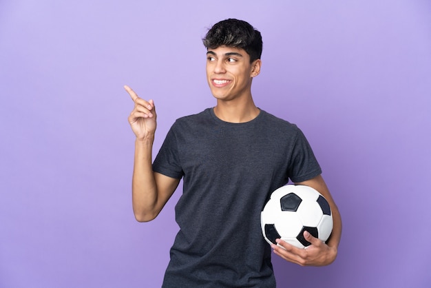 Jovem jogador de futebol americano sobre roxo com a intenção de descobrir a solução enquanto levanta um dedo