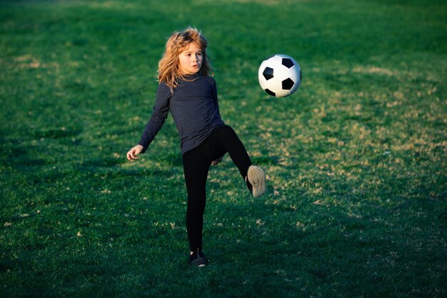 Jovem jogador de futebol em roupas esportivas com bola de futebol menino alegre gosta de futebol futebol esporte g