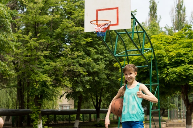 Jovem jogadora de basquete sorridente