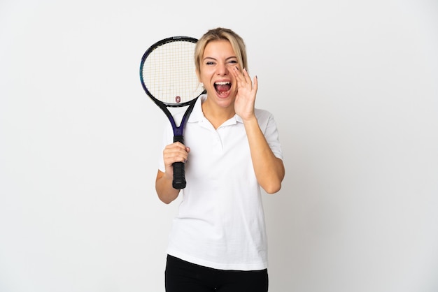 Jovem jogadora de tênis russa isolada no fundo branco gritando com a boca bem aberta