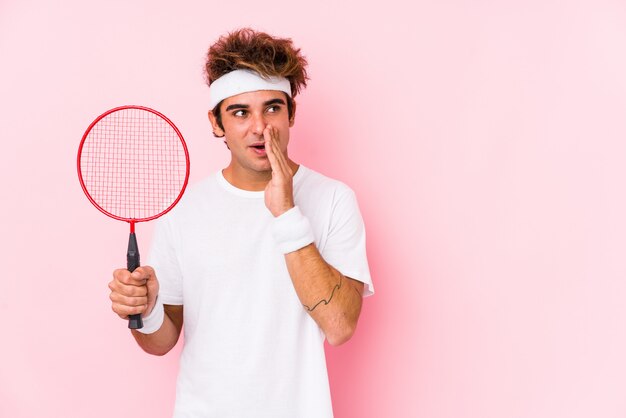 Jovem jogando badminton está dizendo uma notícia secreta sobre frenagem quente e olhando de lado