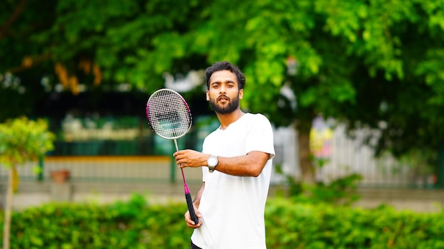 Jovem jogando badminton imagem hd