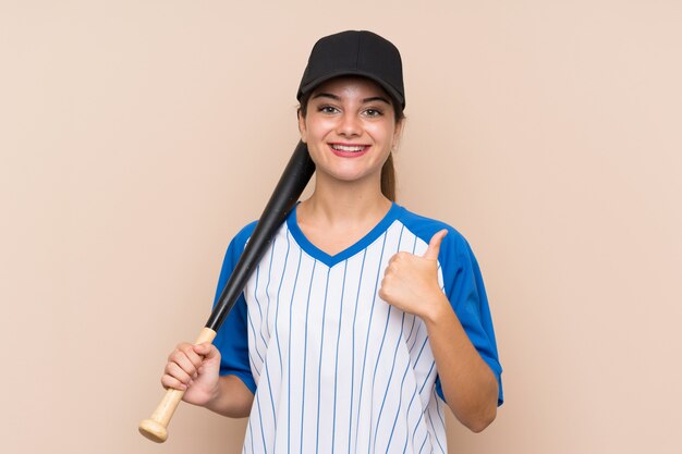 Jovem jogando beisebol com polegares para cima porque algo bom aconteceu