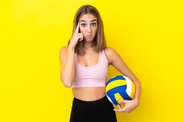 Jovem jogando vôlei isolada em fundo amarelo, pensando em uma ideia