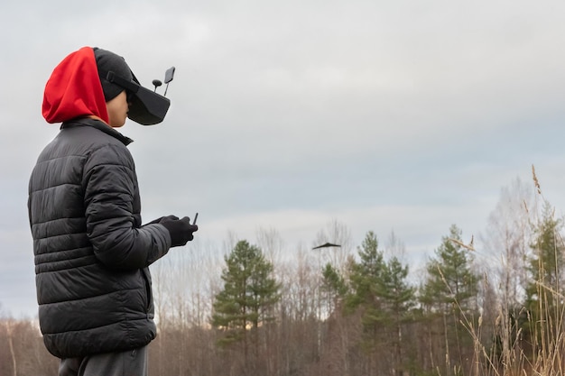 Jovem lança avião rc no céu adolescente com