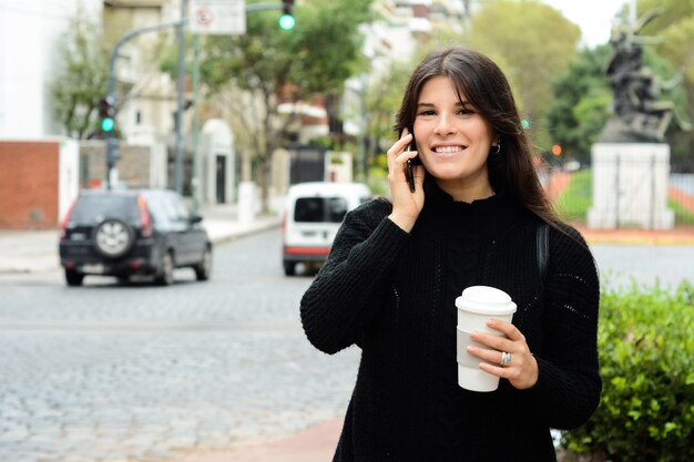 Jovem, latim, mulher, com, dela, telefone móvel, e, xícara café