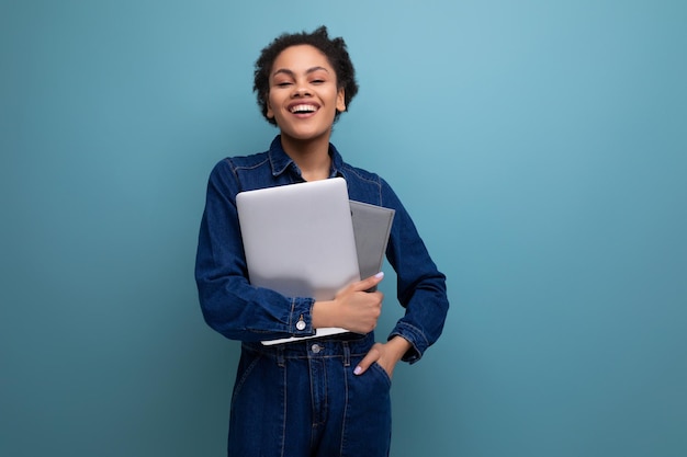 Jovem latina bonita morena com cabelo afro amarrado em um rabo de cavalo vestido com roupas jeans