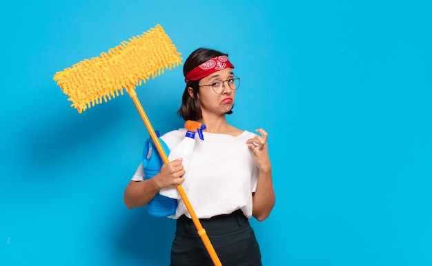 Jovem latina com ar arrogante, bem-sucedida, positiva e orgulhosa, apontando para si mesma