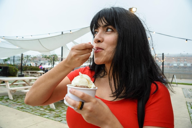 Jovem latina comendo sorvete ao ar livre