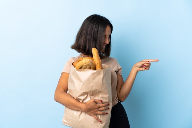 Jovem latina comprando pães