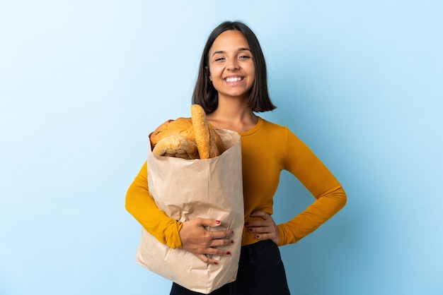 Jovem latina comprando pães