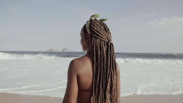 Jovem latina famosa praia rio de janeiro brasil férias de verão latinas