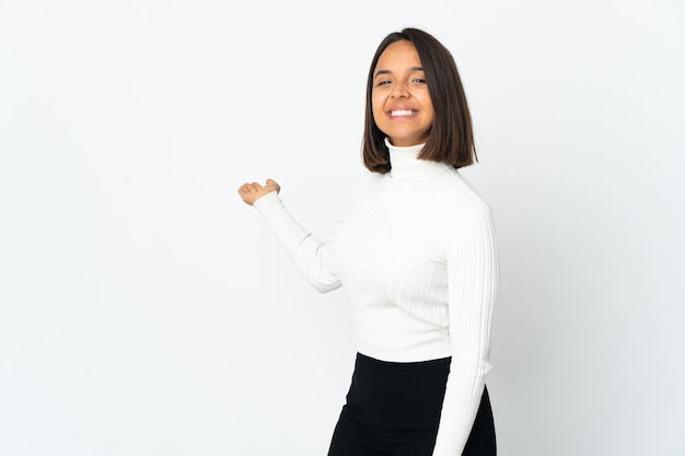 Jovem latina isolada em um fundo branco estendendo as mãos para o lado para convidar para vir