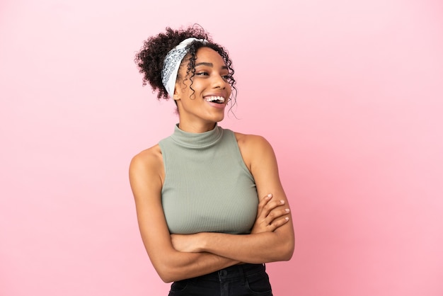 Jovem latina isolada em um fundo rosa feliz e sorridente