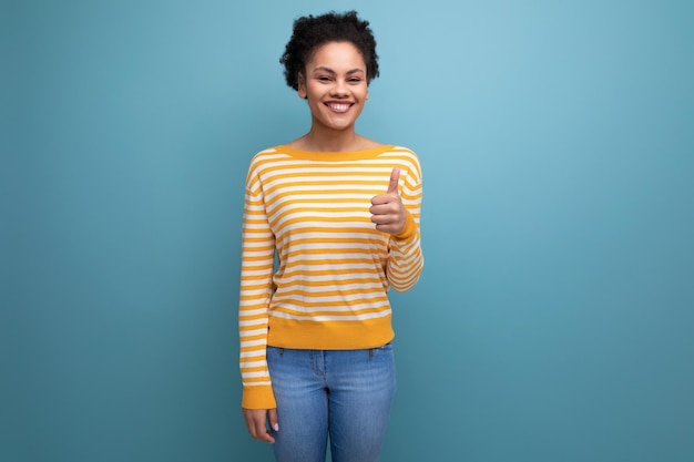 Jovem latina otimista com cabelo afro sorrindo alegria