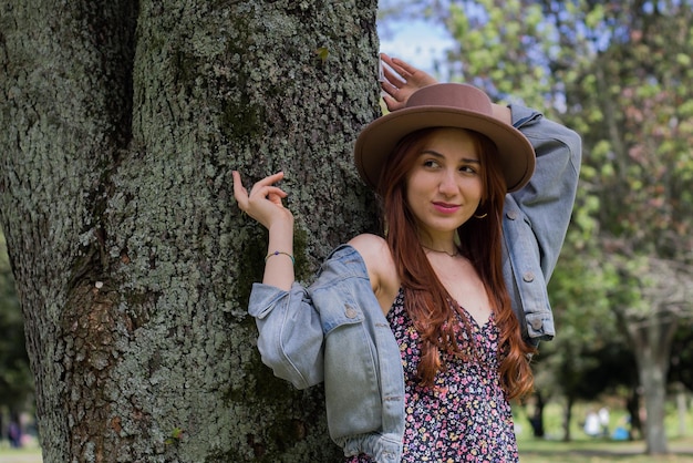 jovem latina relaxando em um dia ensolarado em um parque em Simon Bolivar Park, em Bogotá