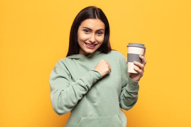 Jovem latina sentindo-se feliz, positiva e bem-sucedida, motivada para enfrentar um desafio ou comemorar bons resultados