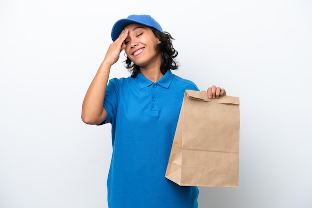 Jovem latina vestindo um uniforme azul com um saco de papel que diz fast food e tem olhos cansados.