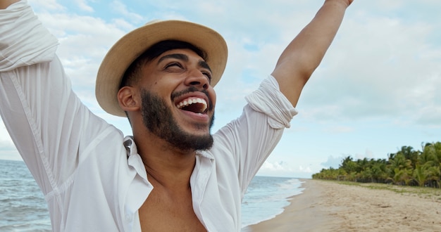 jovem latino-americano amigável em praia brasileira