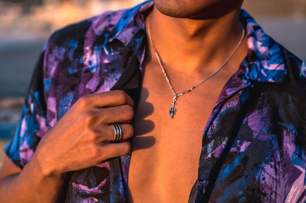 Foto jovem latino aproveitando as férias de verão