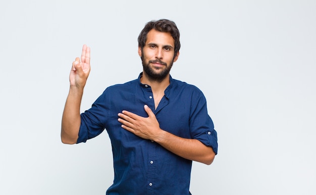 Jovem latino bonito em camisa isolado