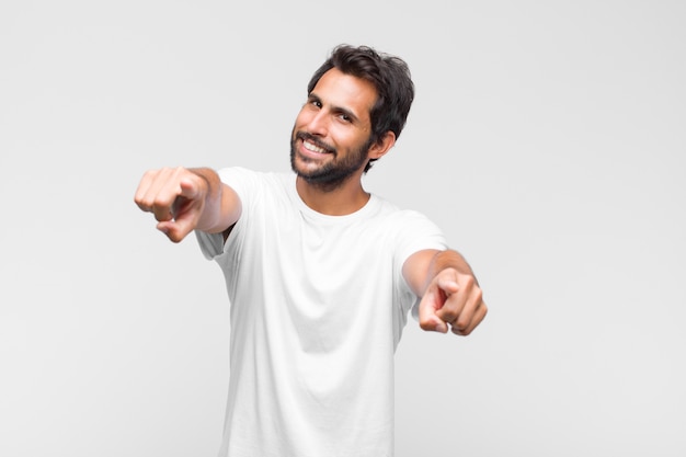 Jovem latino bonito em camiseta isolado