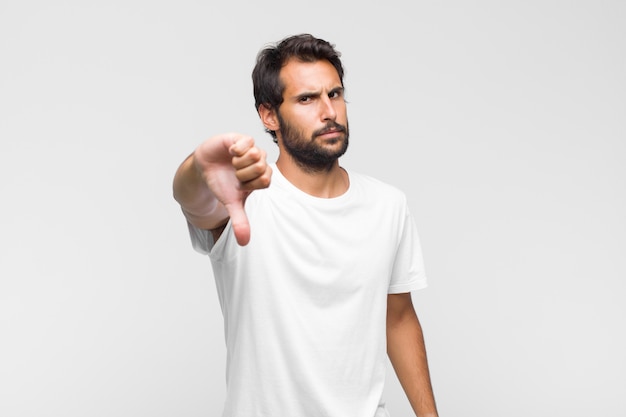 Jovem latino bonito em camiseta isolado