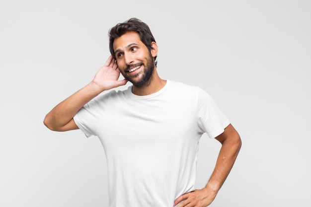 Jovem latino bonito em camiseta isolado