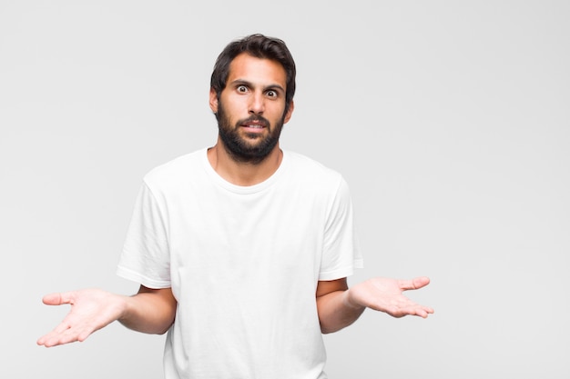 Jovem latino bonito em camiseta isolado